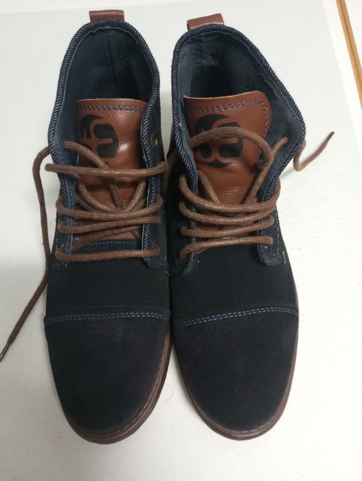 Botas em pele azul escuro e castanho