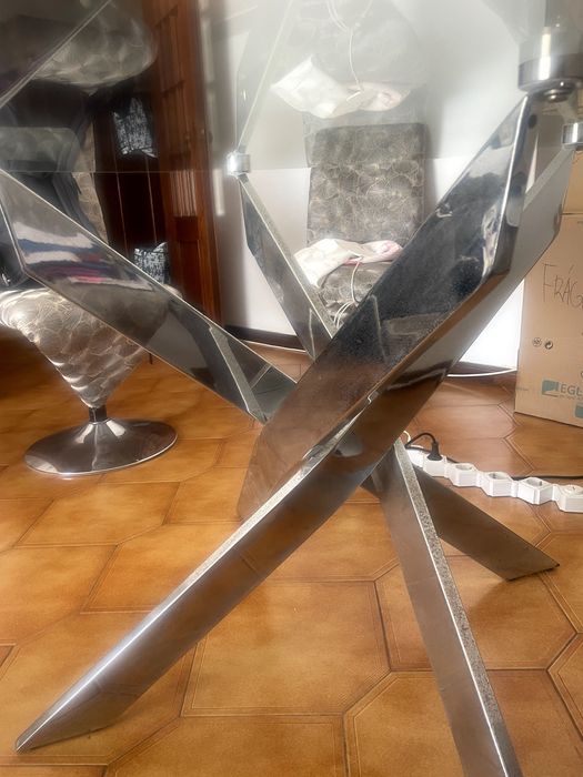 Mesa de Vidro Moderna com Base Metálica