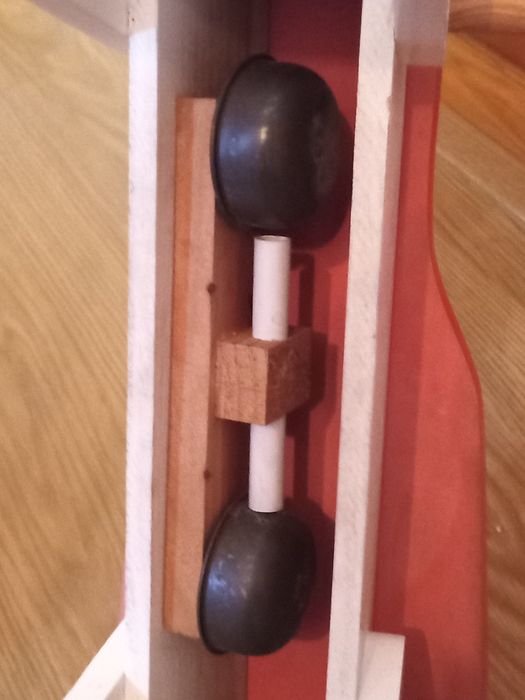 Cavalo antigo de madeira sem restauros