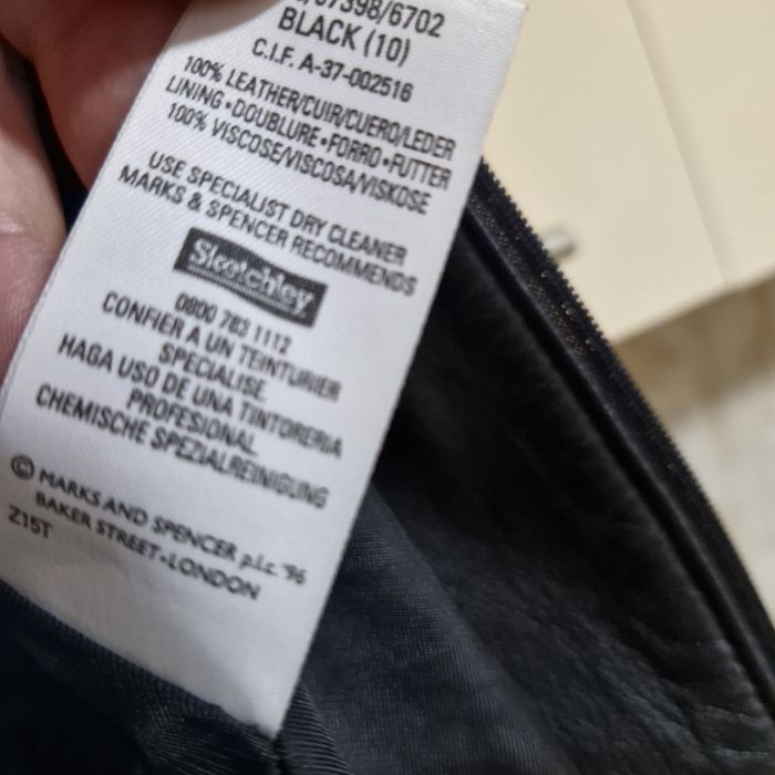 Жіноча шкіряна куртка на М