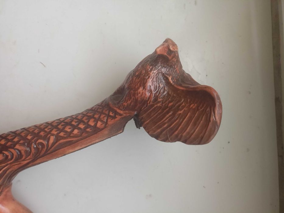 Ręcznie rzeźbiona drewniana laska