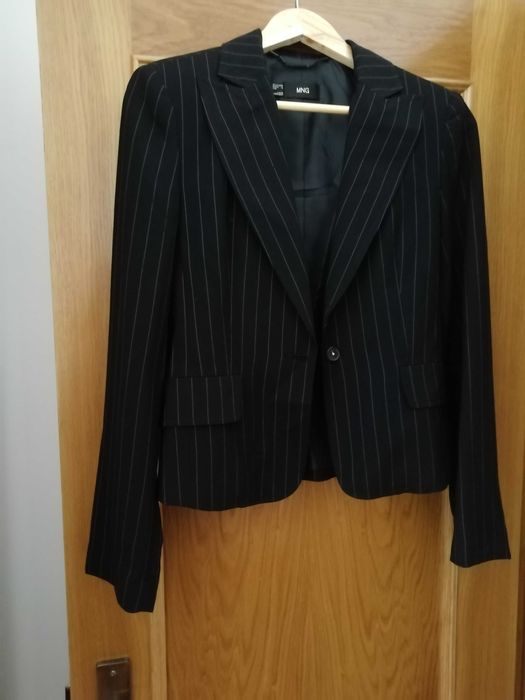 Fato de saia casaco preto com riscas brancas