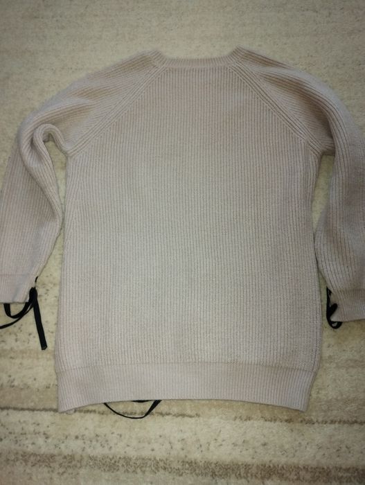 Niecodzienny damski sweter.