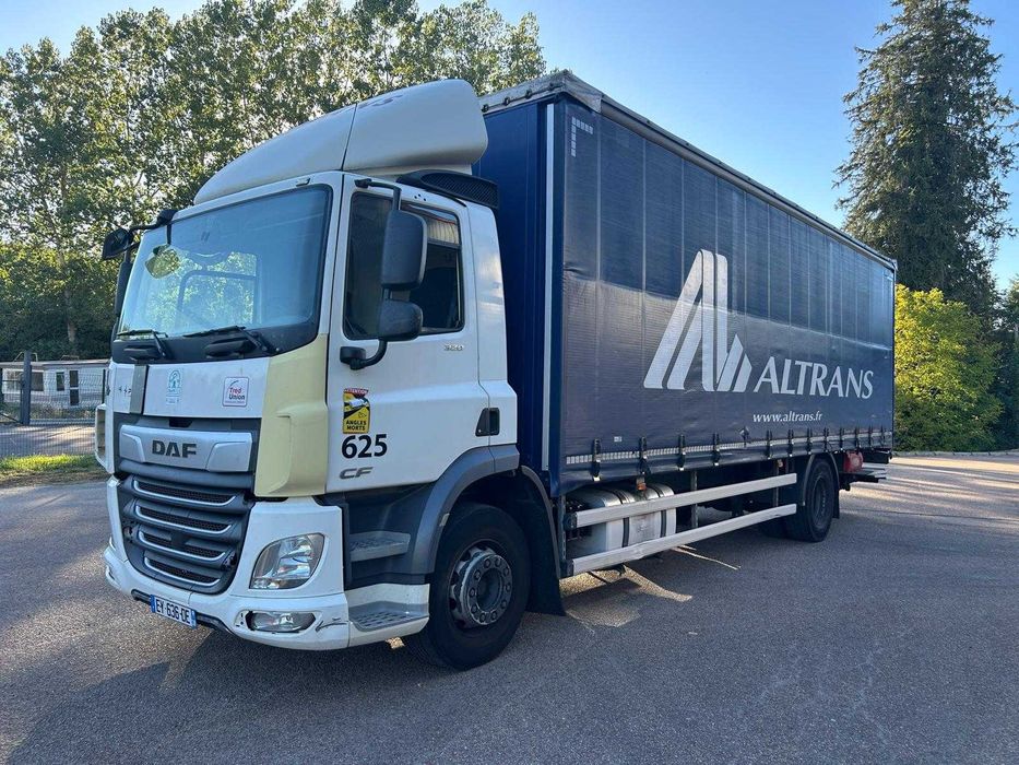 DAF CF 320 - 2017  c/ plataforma retrátil