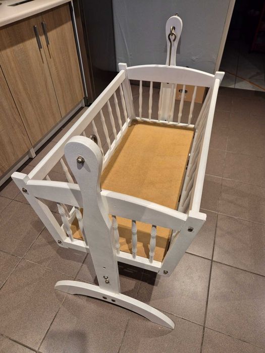 Klasyczna kołyska drewniana dla niemowlęcia