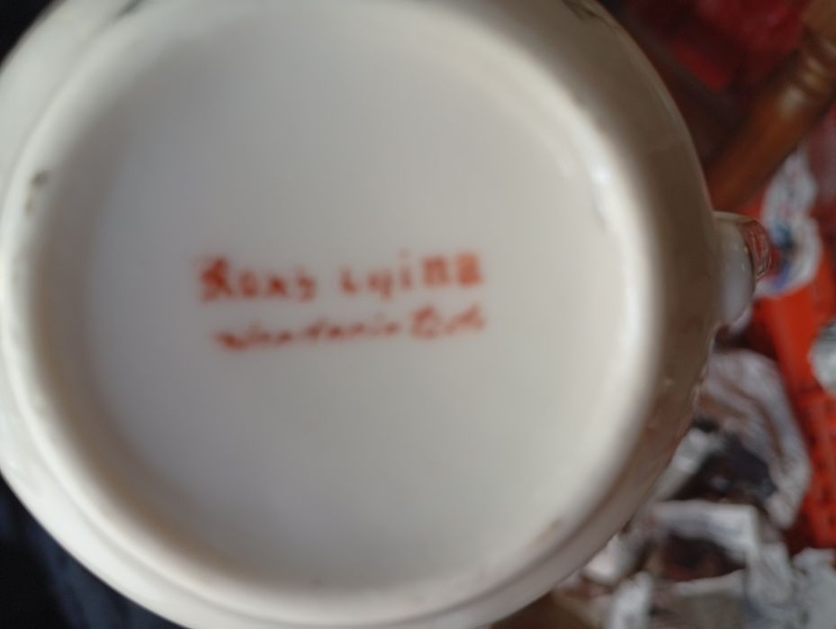 Serviço de café japonês com imagem no fundo das peças