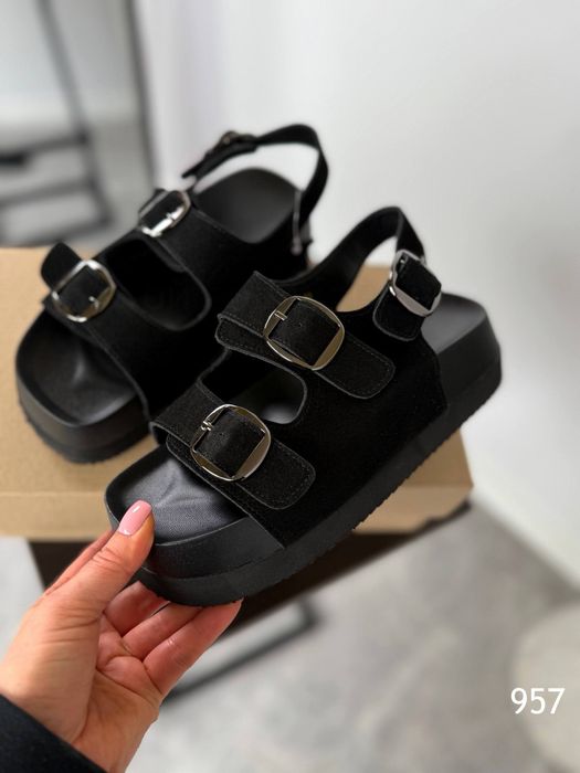 Жіночі шкіряні босоніжки в кольорах