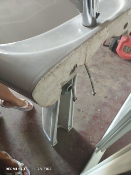 Lavatório branco com torneira