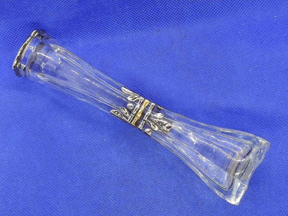 Jarra pequena em vidro com aplicações em metal