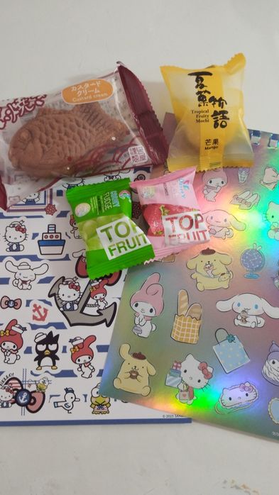 Zestaw azjatyckich słodyczy + 2 arkusze naklejek hello kitty