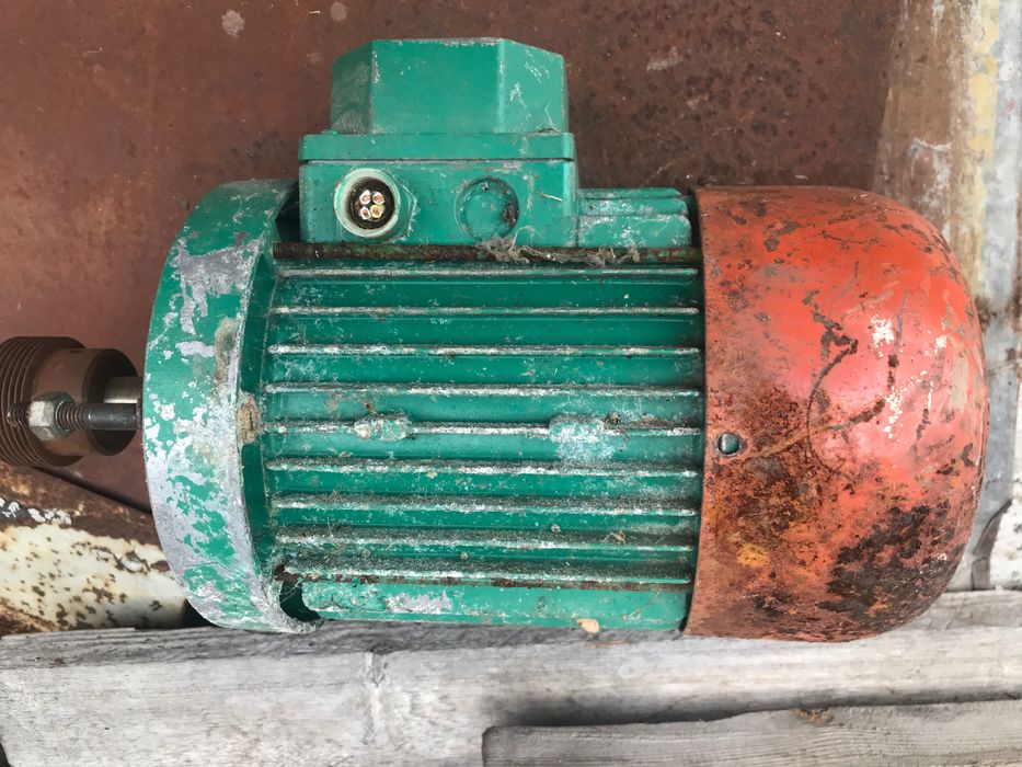 Мотори та інші запчастини