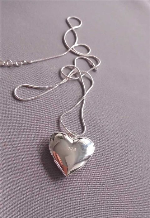 Piękny posrebrzany naszyjnik sekretnik