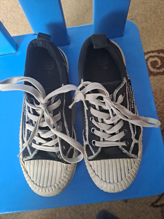 Klasyczne czarno białe trampki rozmiar 33