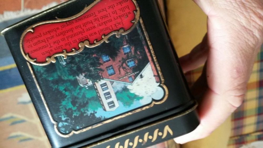 Caixa em metal antiga de coleção