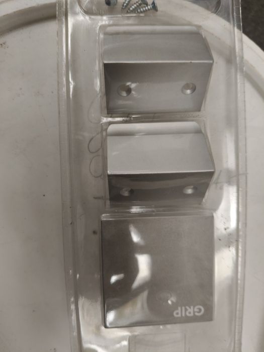 6 Puxadores IKEA adaptável a vários tipos de mobiliário.
