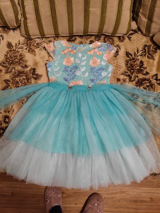 Продам нарядное платье для девочки 5-8 лет.