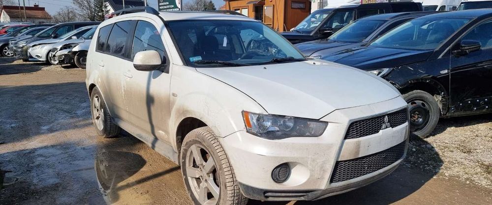 Mitsubishi Outlander 2011r, 2.4 LPG. AUTOMAT. Przetarty lewy bok. Jeździ.