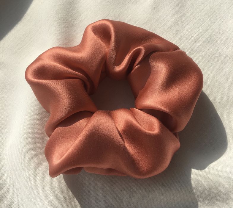 Шовкова об‘ємна резинка-браслет з натурального шовку