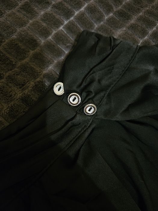 Ідеальна чорна вечірня сукня із відкритою спинкою