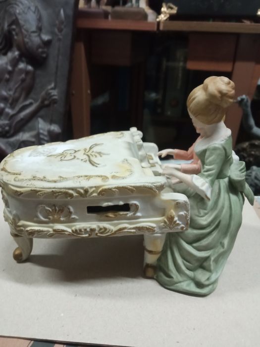 Lindíssimo piano,em porcelana fina. Ao mesmo tempo é uma cx de música.