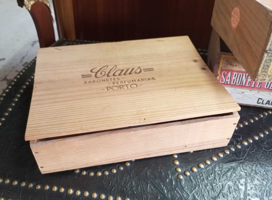 Antigas caixas publicitárias Claus e Ach. Brito em madeira