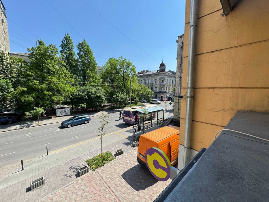 Оренда Офісу ЦЕНТР Мазепи . Другий поверх. 20мкв +4 мкв балкон. Ключі .