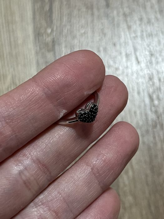 Srebrny pierścionek z czarnym sercem