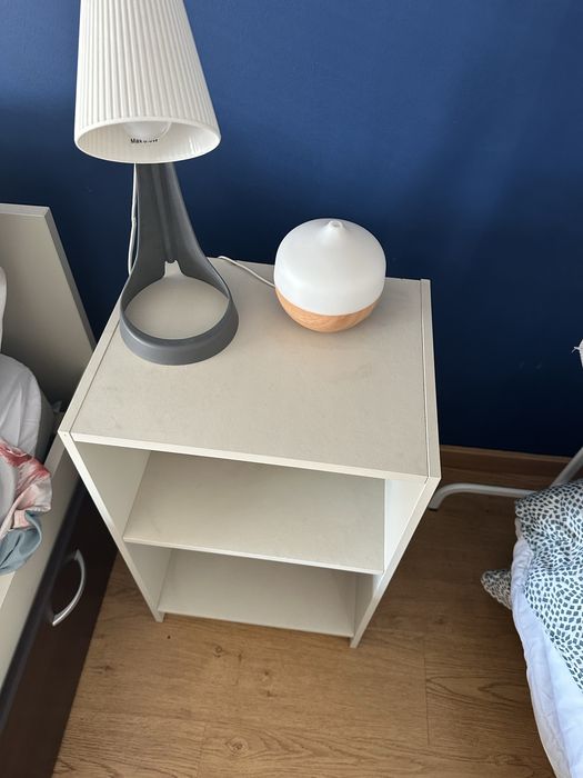 Cama completa com colchão, estrado, gavetas e mesa de cabeceira