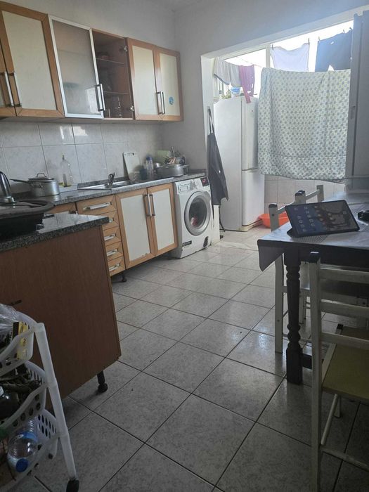 Apartamento T4 em Santo António da Charneca, €290.000