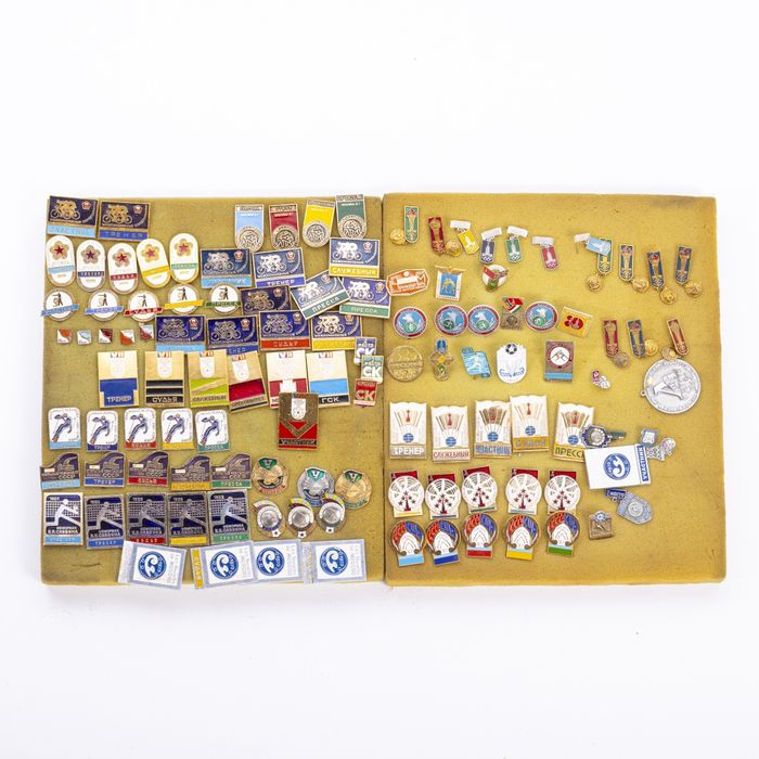 Colecionismo desportivo - Colecção de pins emblemas e crachás - 115