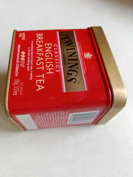 czerwona kolekcjonerska puszka po herbacie Twinings