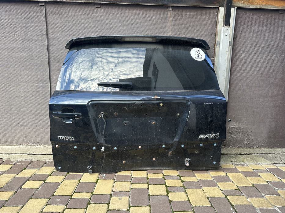 Крышка багажника  toyota rav4 2011