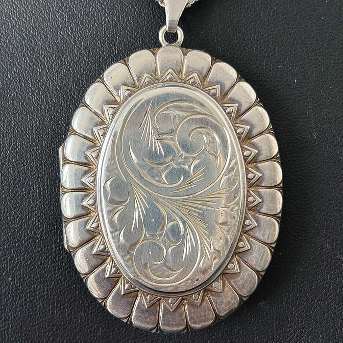 Srebrny medalion (sekretnik) wykonany ze srebra próby 925