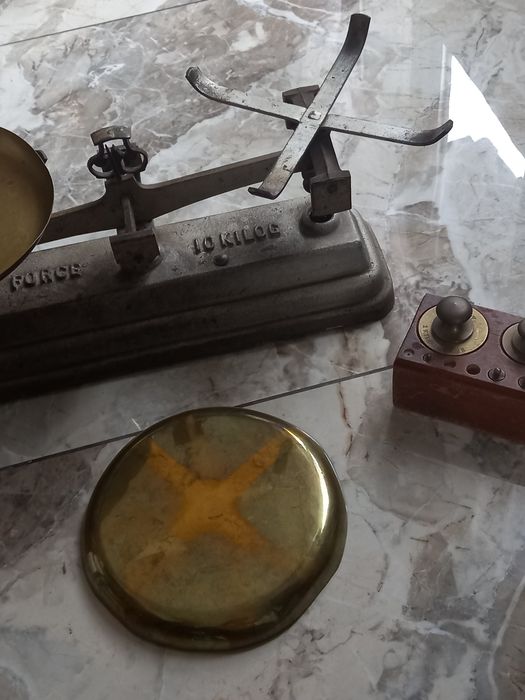 Stara mosiężna waga