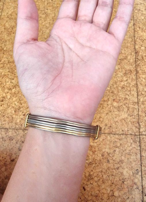 Pulseira metalizada prateada e dourada