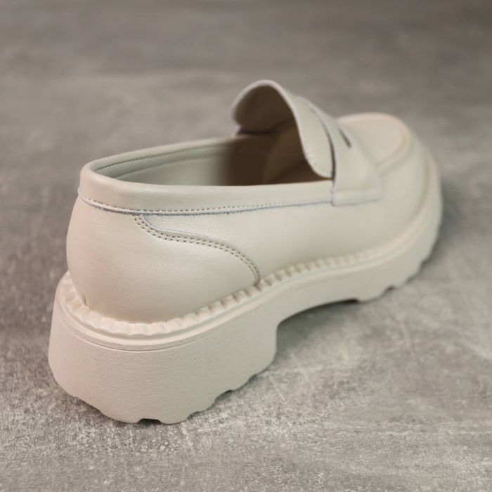 Бежеві шкіряні лофери