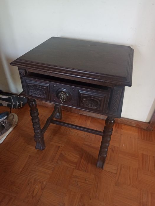 Mesas de cabeceira de madeira