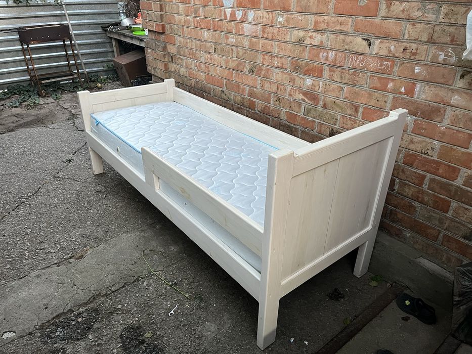 Деревянная детская кровать с матрасом