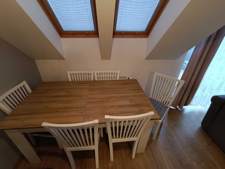 Duży rozkładany stół