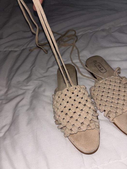 Sandalias com fio para atar na perna