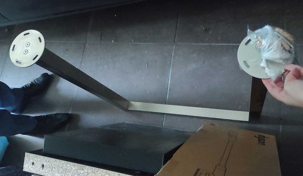 Secretaria preta com módulo