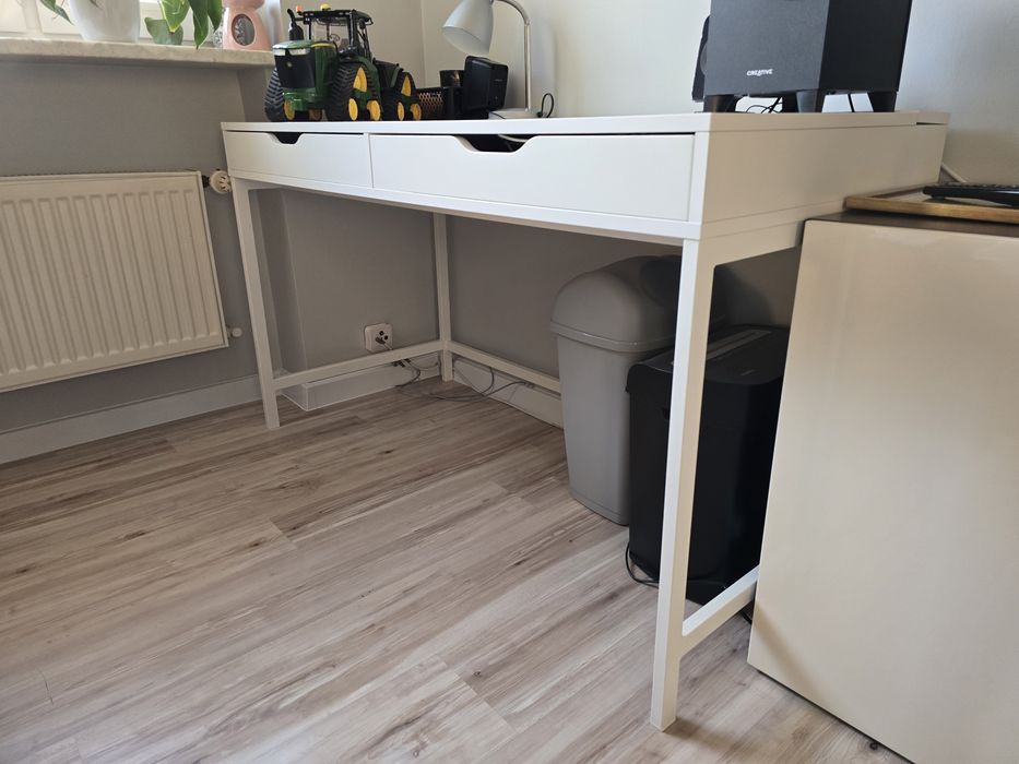 Białe biurko IKEA ALEX (z organizacją kabli i dwoma szufladami) – Zadbane