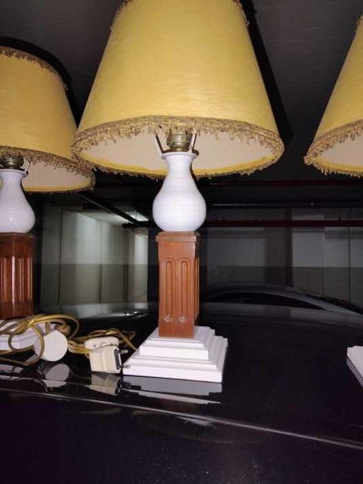 3 Candeeiros de mesinha, em madeira lacada e envernizada