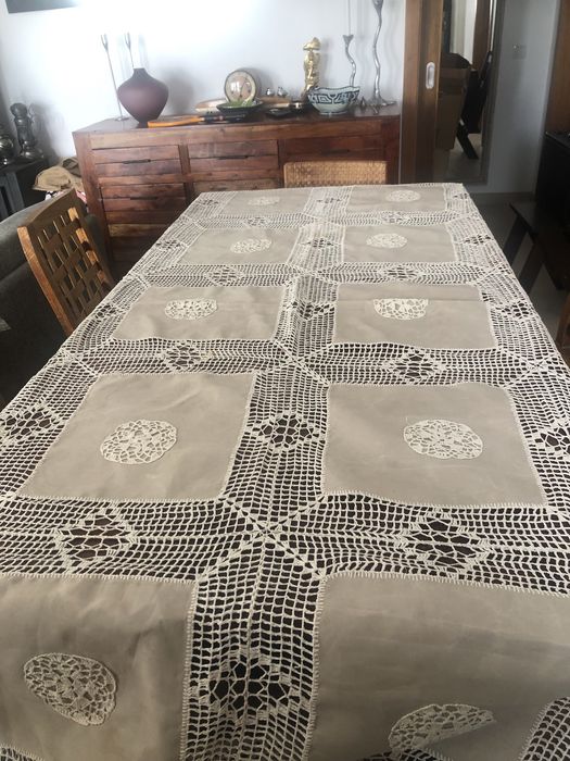 Toalha de mesa como nova e totalmente feita à mão
