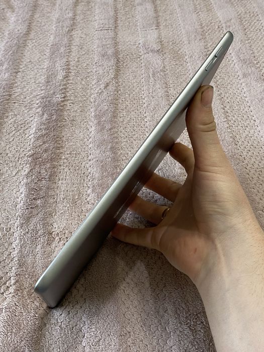 Планшет Apple Ipad 6-32gb класний стан
