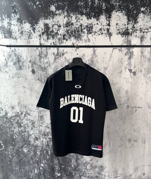 Стильна Футболка оверсайз  Balenciaga  унісекс