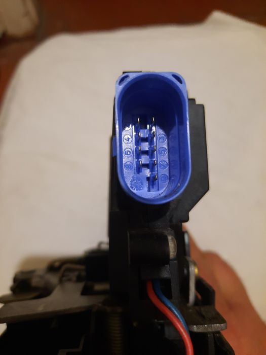 Замок задней правой двери Touareg GP, 3D4839016, 9 пинов.