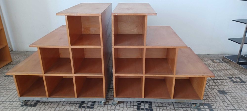 Expositores de madeira e metálico