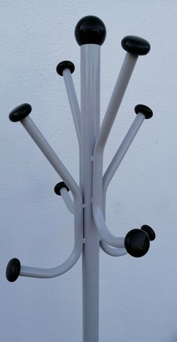 cabide de  metal com base em mármore