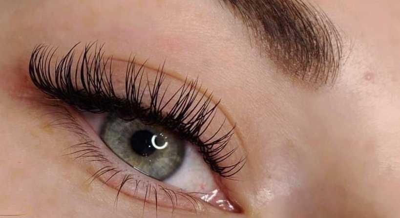 Rzęsy 1:1 oraz objętościowe (Mega Volume)